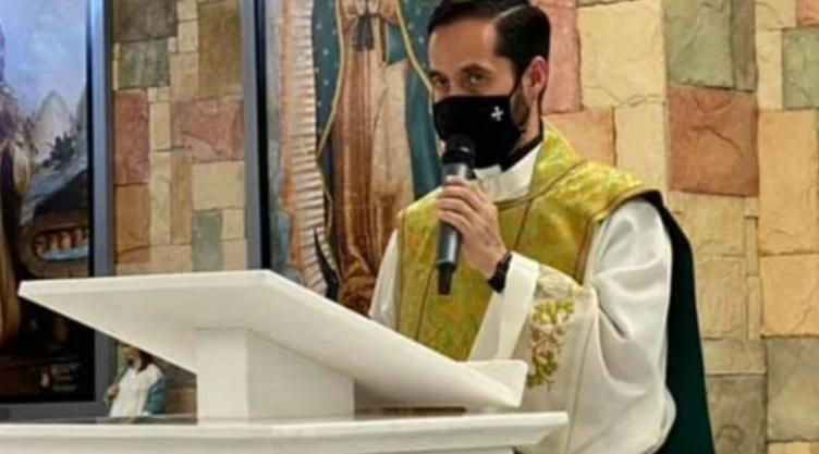 sacerdote-gente-necia-rezar