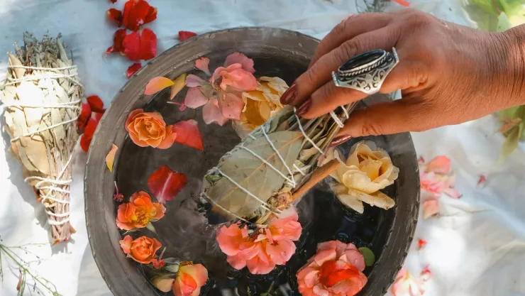 Así es el ritual que necesitas para atraer el amor según tu signo del zodiaco