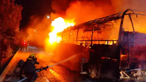Noche de fuego y rescate en Cancún: Bomberos sofocan incendio y salvan a persona prensada