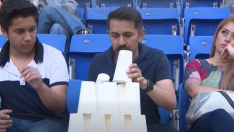 Divertido juego familia en partido