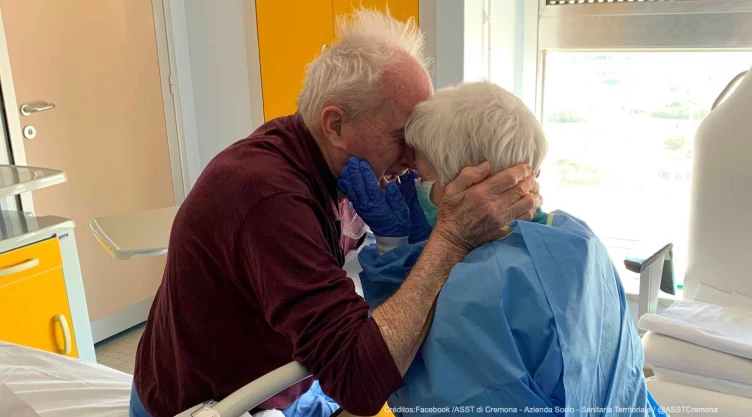pareja ancianos italianos reencuentro covid-19.jpg