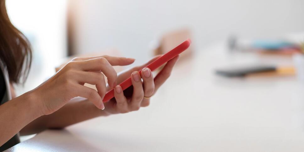 Mujer revisa celular de su pareja y descubre abuso contra su hija