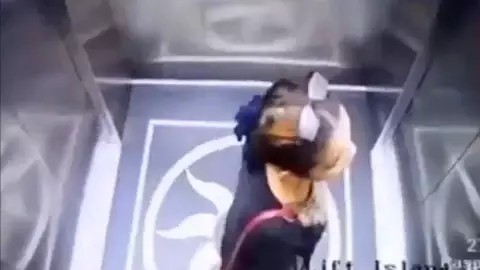 Mujer cae de elevador.