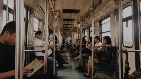 Así puedes solicitar la tarjeta de acceso gratuito al Metro de la CDMX para adultos mayores