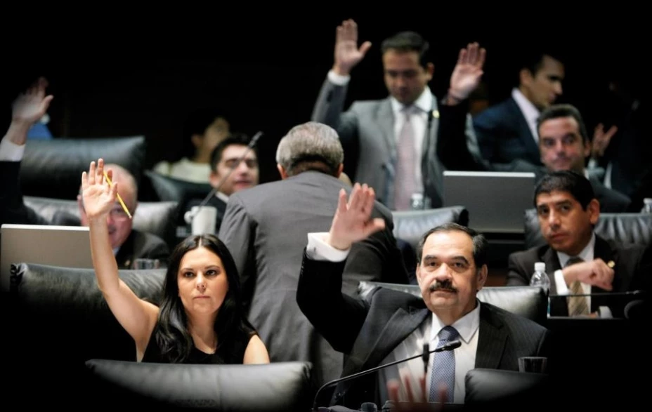 La senadora del PAN Laura Rojas (izq.) no estuvo de acuerdo con los cambios propuestos por las comisiones