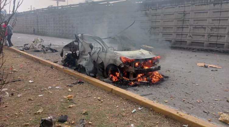Auto explota en Lerma.