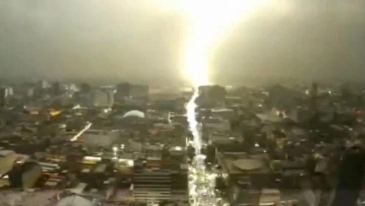 VIDEO-_-¡Hizo-temblar-la-tierra_-Impresionante-rayo-sacudió-la-CDMX-durante-las-fuertes-lluvias.webp