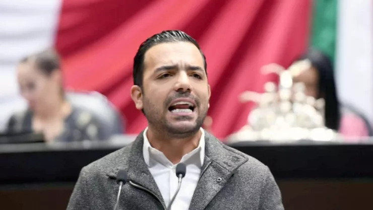 El gobierno se refugia en aplausos mientras la economía se tambalea, critica el PAN