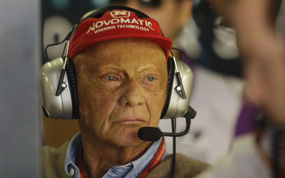 Niki Lauda, expiloto de la Fórmula Uno, observa desde los pits de Mercedes durante la primera práctica libre para el Gran Premio de Brasil. Imagen, AP.