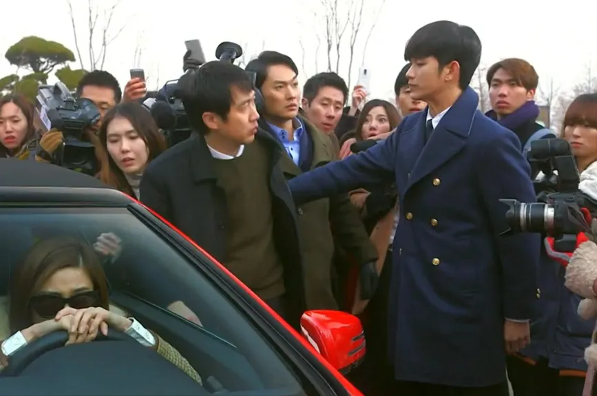 Un pequeño percance la pone en el foco público y de nuevo Min Joon acude a su salvación.
