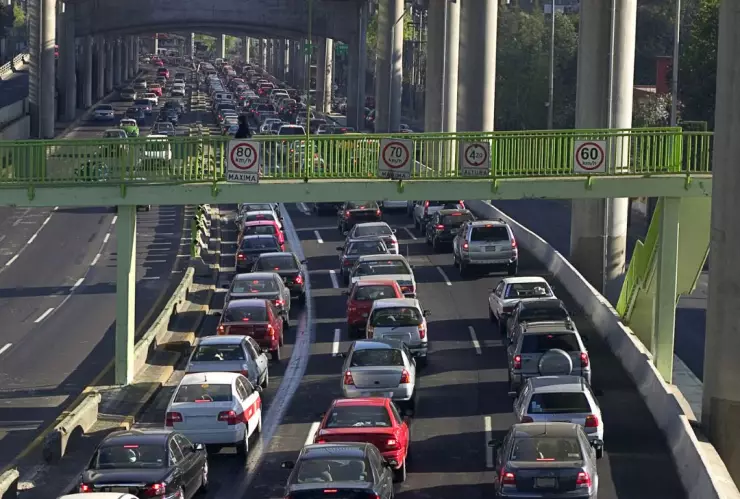 largas filas de autos en un sentido de la vialidad