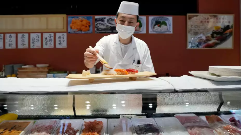 Un chef de sushi en el mercado Toyosu, en Tokio.