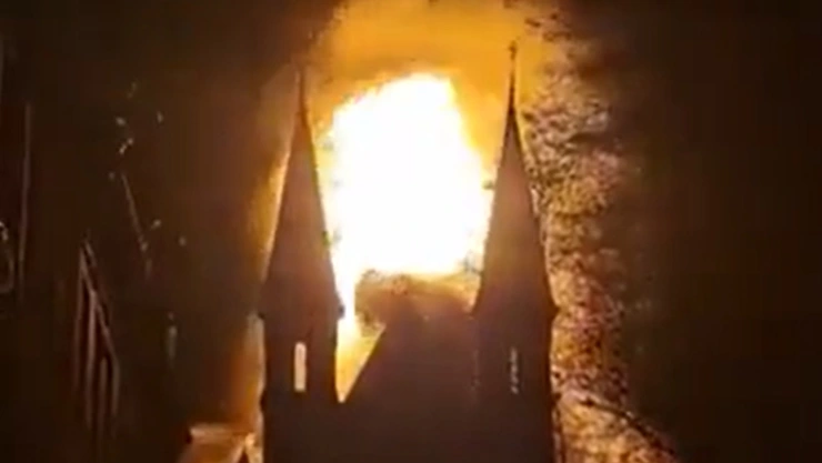 Iglesia Vondelkerk quemada en Amsterdam.jpg