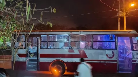 Camión de pasajeros se queda SIN llanta, en Mérida y esto pasó (FOTO)