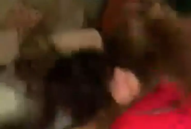 Grave DESMAYO de una joven tras choque de cabezas en una fiesta