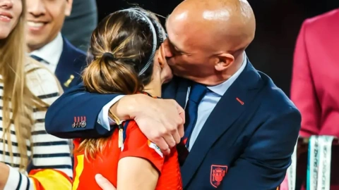 El beso a Jennifer Hermoso y otros escándalos de Luis Rubiales en la Federación Española de Futbol