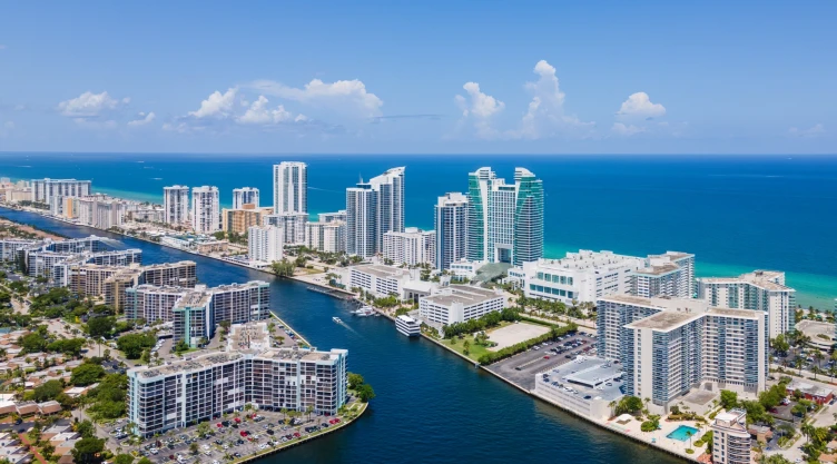 Vista aérea de la costa de Florida, con grandes edificios a la vera de la playa y las aguas costeras