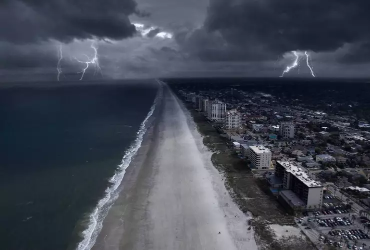 La costa de Florida con nubes grises y truenos