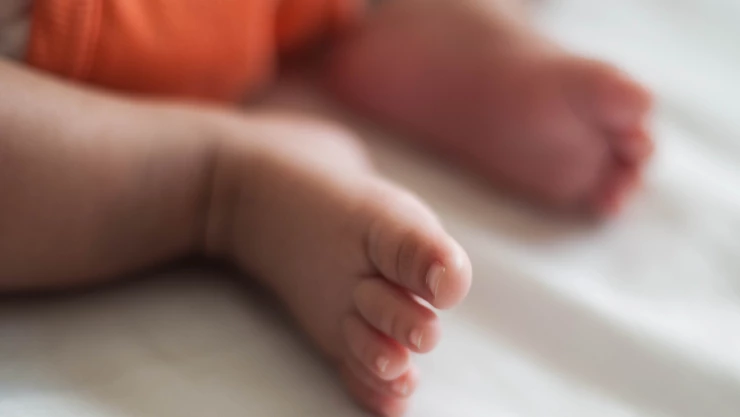 bebé-abandonada-recién-nacida-calles-londres-pareja-tercera-vez