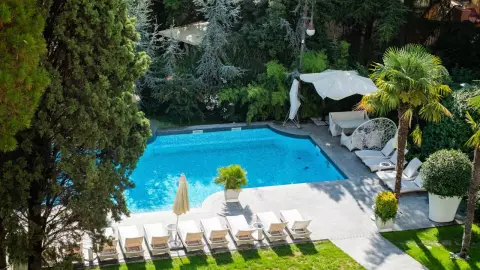 Niña succionada por alberca de hotel