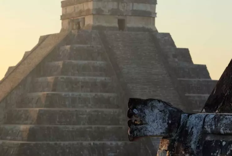 El Templo de Kukulcán, es un edificio prehispánico ubicado en la península de Yucatán.