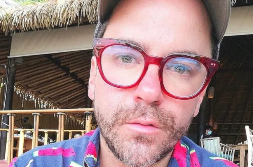 Mauricio lentes rojos.jpg