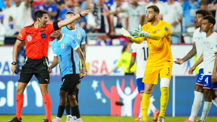 Estados Unidos perdió con un polémico gol de Uruguay que convalidó el VAR