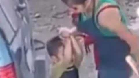 Niño es golpeado por su madre en el mercado de San José, Edomex; así la grabaron