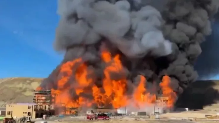 Más de 100 bomberos combaten incendio que destruyó un complejo de apartamentos en Lehi, Utah