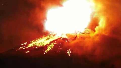 Fuego en el Popocatépetl.jpg