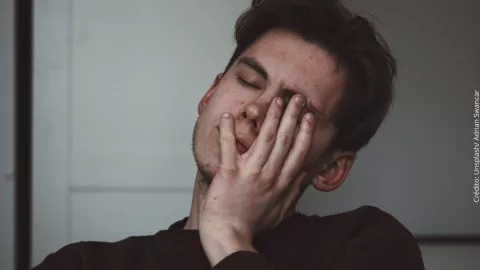 Regresa del servicio militar de sorpresa y encuentra a sus papás en la intimidad.