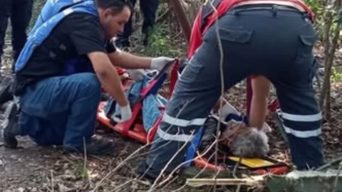 Abandonan a abuelito inválido en terreno baldío en Veracruz.