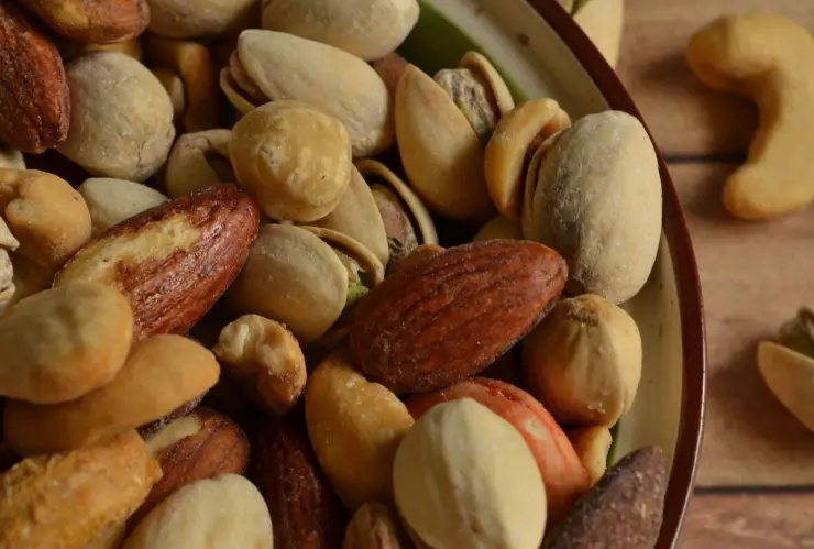 El fruto seco poco conocido que combate las arrugas de forma natural