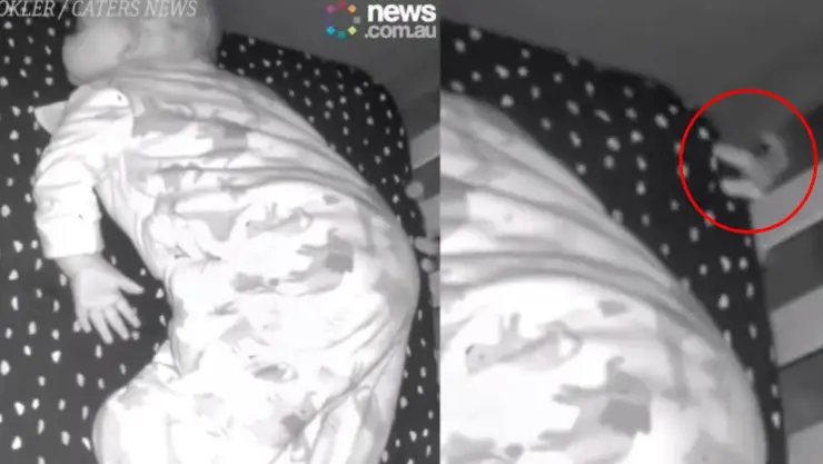 fantasma intenta tocar a bebé.jpg