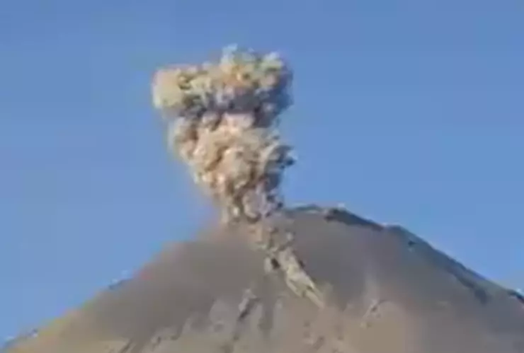 Hace erupción el Popocatépetl y es captado en video
