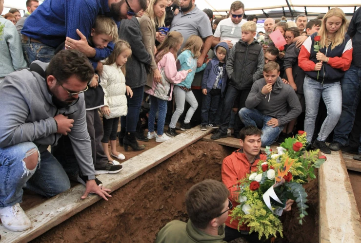 Entierran a víctimas de la familia LeBarón