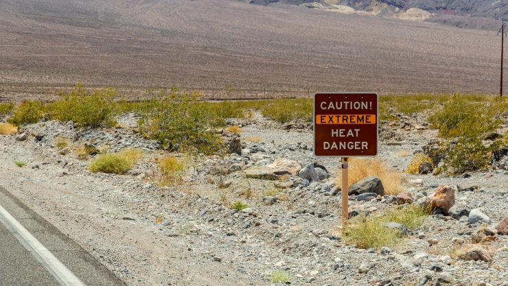 Ruta del Valle de la Muerte, con letrero de advertencia sobre las temperaturas
