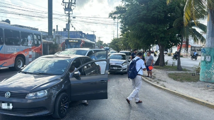 ¡Atención! Carambola en la avenida Kabah ocasiona tráfico lento en Cancún.jpg