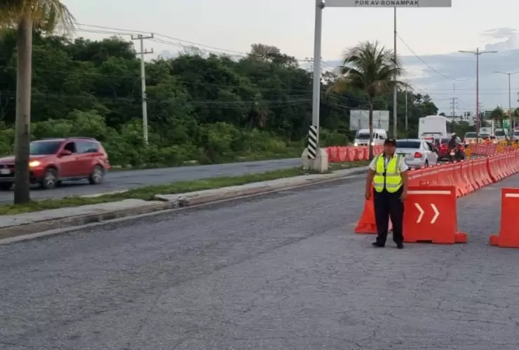 Tráfico 8 de septiembre en el Boulevard Colosio de Cancún