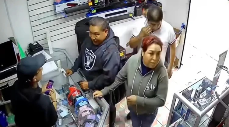 Los ladrones entraron al negocio al mismo tiempo para distraer al encargado en Chiautempan, Tlaxcala.
