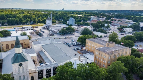 Vista aérea de New Branfeuls, en Texas, con sus casas bajas y los arboles que le dan identidad al lugar