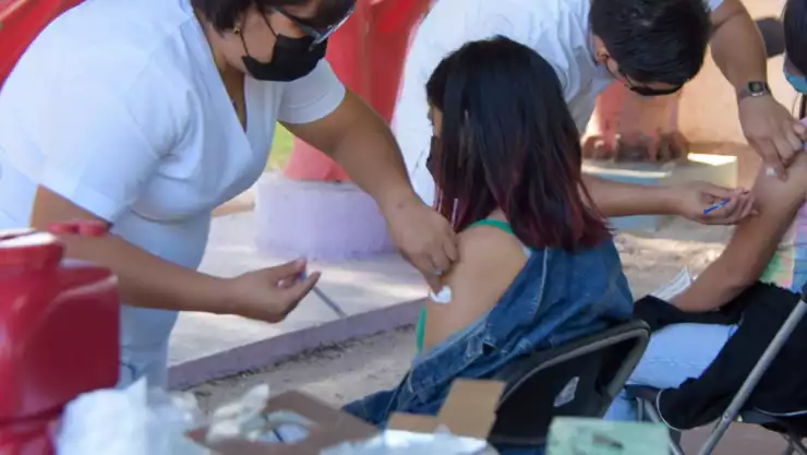 Aplicación de dosis de refuerzo para treintañeros en Cancún