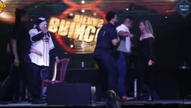 Hombre enfurece y sube por su novia en pleno show.
