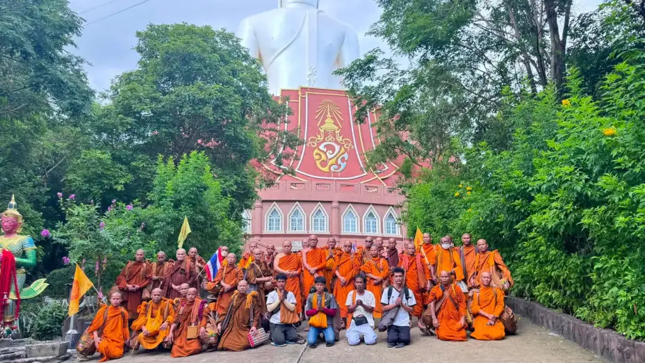 Monjes budistas en el templo de Phu Manorom, Tailandia.