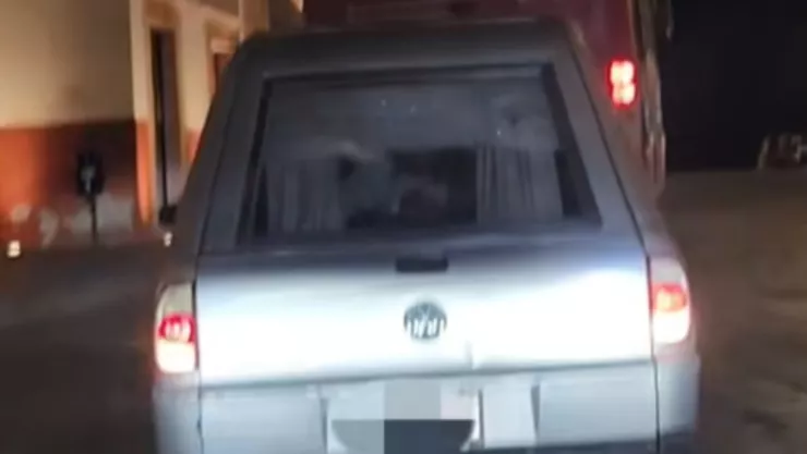 ¡IMPACTANTE! Captan presunto fantasma de niña saludando desde una carroza (VIDEO).png