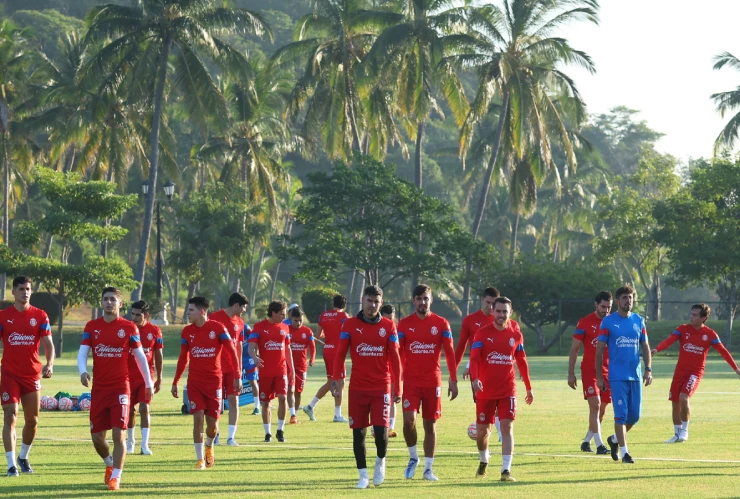 Jugadores de Chivas, en pretemporada rumbo al C2023