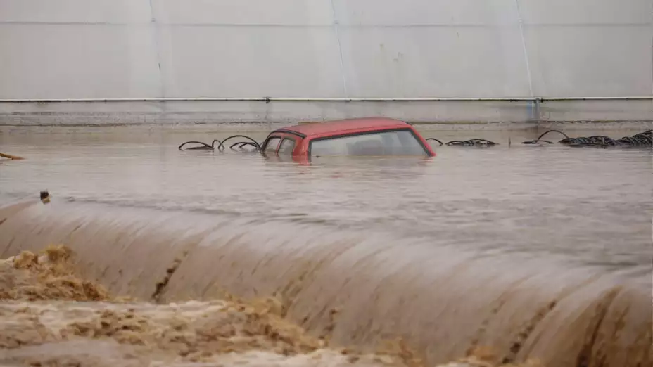 Inundación afuera de un edificio residencial en Kiseljak, Bosnia.