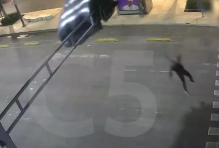 Hombre se atora en semáforo