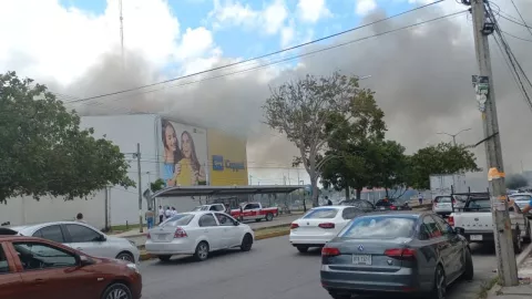 Reportan fuerte incendio en tienda departamental de Cancún