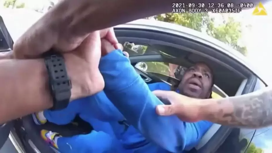 Clifford Owensby, un afroamericano parapléjico, acusó al Departamento de Policía de Dayton, Ohio, de ponerle un perfil racial y de brutalidad policial. Esto después de que los oficiales detuvieron su automóvil y lo arrastraron por el pelo a la carretera luego de escuchar que el hombre no podía usar sus piernas.